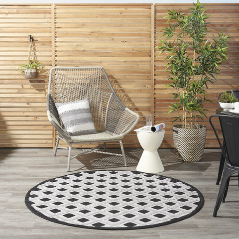 Nourison Aloha Geometric Indoor/Outdoor Black/White 4' x Round Area Rug (4'xRound)